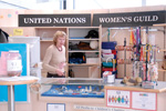 Подарочный киоск Ассоциации женщин Организации Объединенных Наций 